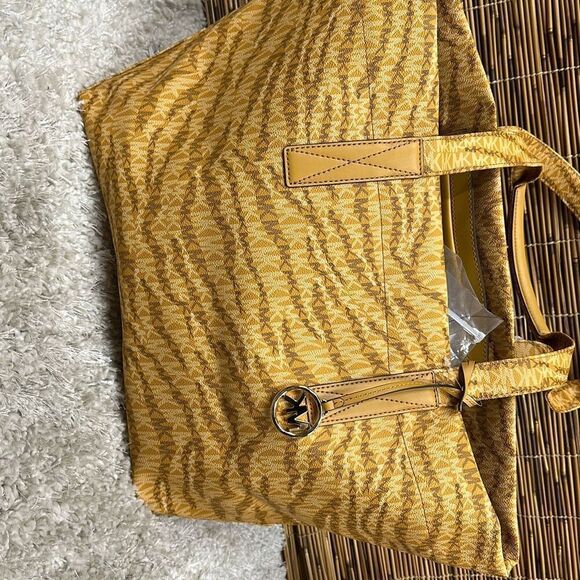 Michael Kors the Michael Large Animal Print Logo Tote Bag Yellow One Size - Picture 2 of 3